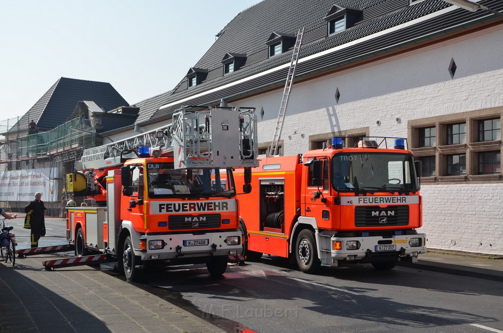 Feuer 3 Dachstuhlbrand Koeln Rath Heumar Gut Maarhausen Eilerstr P577.JPG